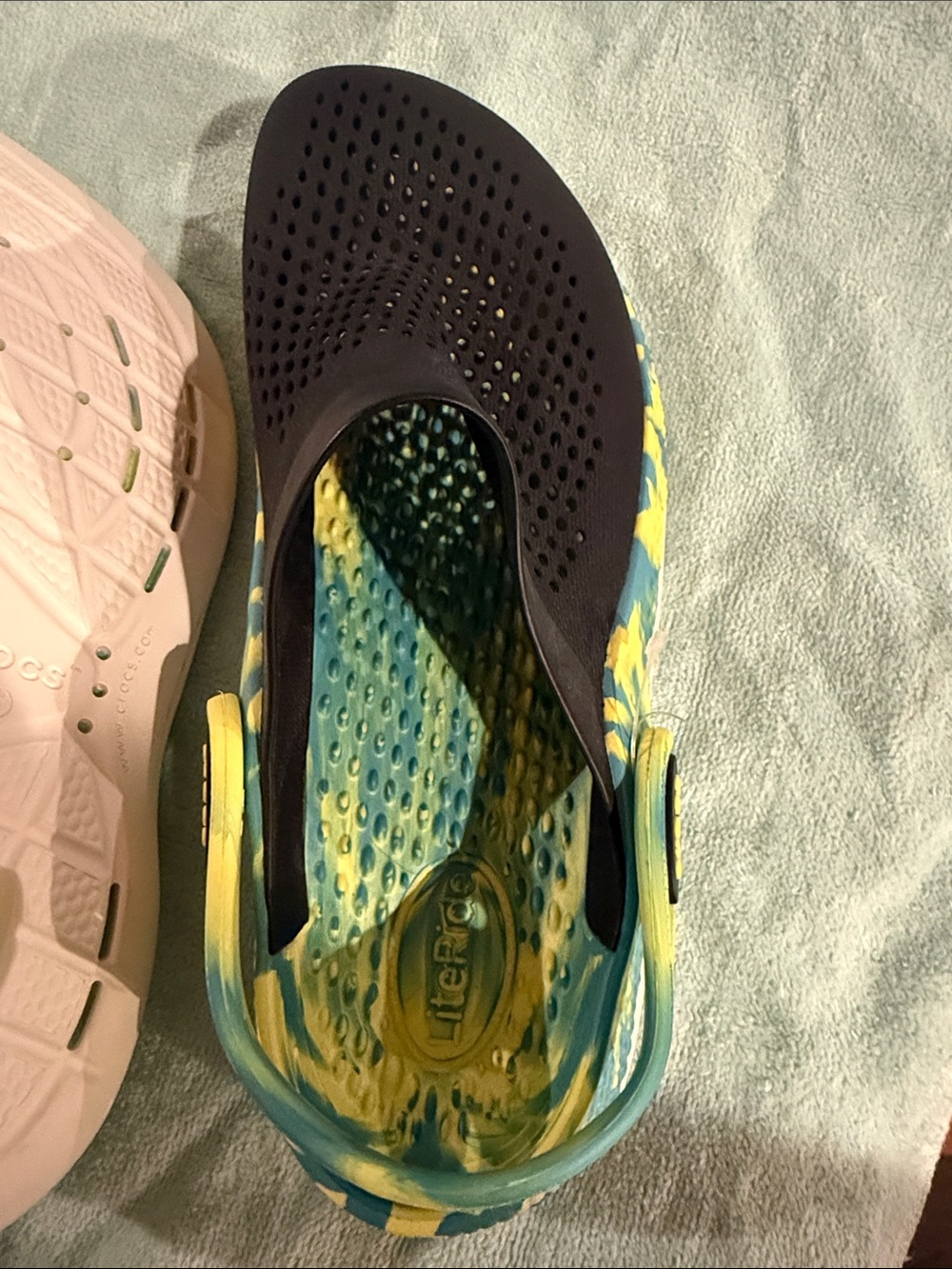 CROCS LiteRide Marbled Yellow & Teal with Black Upper - Picture 4 of 6